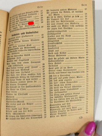 "Sturm- und Kampflieder für Front und Heimat" gewidmet von der NSDAP Kreisleitung Offenbach ( main), sehr guter Zustand, 126 Seiten