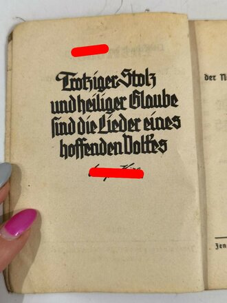 "Liederbuch der Nationalsozialistischen Deutschen Arbeiterpartei" mit 123 Seiten, datiert 1937, stärker gebraucht