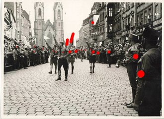 Foto Hitler Jugend aus einem Album ausgeschnitten " Hof Alstadt, die Marschsspitze der HJ 1933" 9 x 12cm