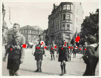 Foto Hitler Jugend aus einem Album ausgeschnitten "Aufmarsch der HJ Bann Oberfranken 1932 in Bayreuth" 8,5 x 11cm
