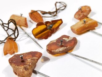 Winterhilfswerk , 8 Abzeichen aus Bernstein