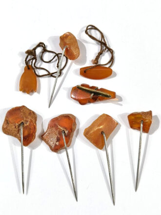 Winterhilfswerk , 8 Abzeichen aus Bernstein