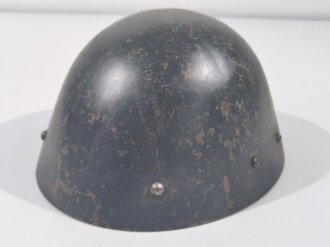 Tschechoslowakei 2.Weltkrieg,  Stahlhelm M32/34. Komplett, guter Zustand, als Beutestück blau überlackiert und so für Luftschutzzwecke verwendet