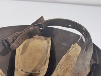 Tschechoslowakei 2.Weltkrieg,  Stahlhelm M32/34. Komplett, guter Zustand, als Beutestück blau überlackiert und so für Luftschutzzwecke verwendet