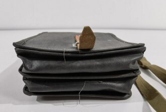 NVA, Russland, Funkertasche mit Funkkopfhörer für Funkgeräte der R-Serie. ungereinigtes Stück, Funktion nicht geprüft