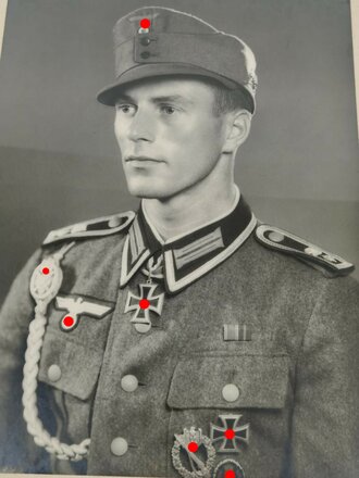 Großformatiges Originalfoto eines Trägers des Ritterkreuz des Eisernen Kreuzes und Angehöriger der Gebirgstruppe. Maße mit Rahmen 45 x55cm