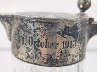 Schwere Kristallglas Karaffe mit Silbermontierung als Offiziersgeschenk " zum Andenken an seine 20jährige treue Fürsorge 1893-1913" Sehr guter Zustand, Gesamthöhe 29cm
