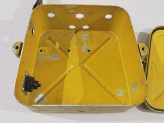 Luftwaffe Notsender N S 4c Gerät-Nr. 124-78B - Anforderz. Ln 28973, Originallack, mit Antenne.  Zwei Verschlüsse entfernt, innen leer., zum Teil restauriert