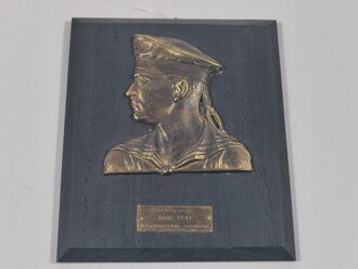 Kriegsmarine , dekorative Erinnerungsplakette "Lehrgang Juni 1941 Navigationsschule Gotenhafen"  Das Relief vermutlich in bronze gegossen, Große des Holzbrettes 19 x 22cm