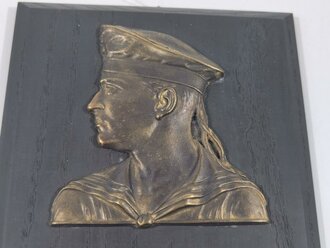 Kriegsmarine , dekorative Erinnerungsplakette "Lehrgang Juni 1941 Navigationsschule Gotenhafen"  Das Relief vermutlich in bronze gegossen, Große des Holzbrettes 19 x 22cm