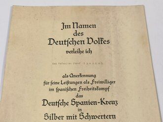 Urkundenpaar für einen Angehörigen der Legion Condor. Verleihungsurkunde zum Spanienkreuz in Silber mit Schwertern sowie grossformatige Verleihungsurkunde zum " Cruz Roja del Merito Militar" Beides in gutem  Zustand, dazu eine "Übersetzung"