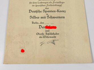 Urkundenpaar für einen Angehörigen der Legion Condor. Verleihungsurkunde zum Spanienkreuz in Silber mit Schwertern sowie grossformatige Verleihungsurkunde zum " Cruz Roja del Merito Militar" Beides in gutem  Zustand, dazu eine "Übersetzung"