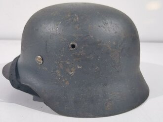 Stahlhelm Luftwaffe Modell 1940, in allen Teilen originales Stück, vermutlich sehr guter Wasserfund. Das Innenfutter eingefettet