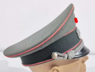 Heer, Schirmmütze für einen Offizier der Panzertruppe. Diverse leichte Motten und Korrosionsschäden,  Schweißband teilweise defekt, direkt aus Privathaushalt