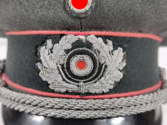 Heer, Schirmmütze für einen Offizier der Panzertruppe. Diverse leichte Motten und Korrosionsschäden,  Schweißband teilweise defekt, direkt aus Privathaushalt