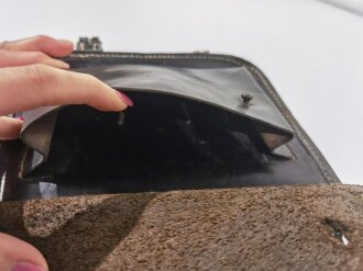 Werkzeugtasche für Pioniere der Wehrmacht. Leder angetrocknet, guter Gesamtzustand. Selten mit lesbarem Inhaltsverzeichniss