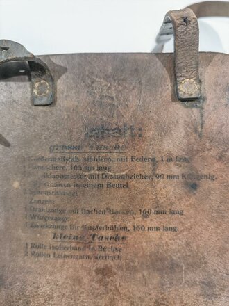 Werkzeugtasche für Pioniere der Wehrmacht. Leder angetrocknet, guter Gesamtzustand. Selten mit lesbarem Inhaltsverzeichniss