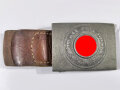 Feuerlöschpolizei, Koppelschloss für Mannschaften aus getöntem Aluminium, Hersteller OLC, Lederlasche datiert 1936