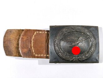 Luftwaffe, Koppelschloss für Mannschaften aus lackiertem Eisen, die Lederlasche von Aurich Dresden datiert 1941
