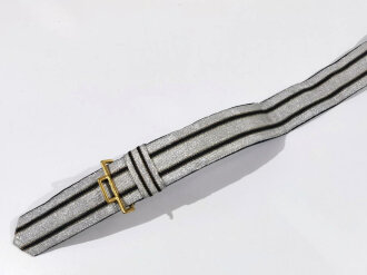 Paradefeldbinde für Angehörige des Diplomatischen Korps. Die Feldbinde selbst ist steif aber sonst in sehr gutem Zustand. Gesamtlänge 109cm