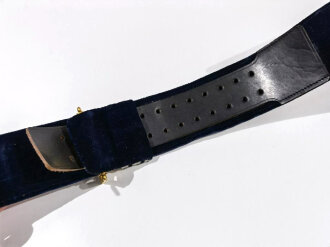 Paradefeldbinde für Angehörige des Diplomatischen Korps. Die Feldbinde selbst ist steif aber sonst in sehr gutem Zustand. Gesamtlänge 109cm