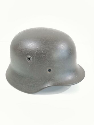 Stahlhelmglocke Wehrmacht Heer Modell 1940. Original lackiertes Stück, anscheinend war der Helm mal überlackiert und wurde gereinigt. Hersteller Q66