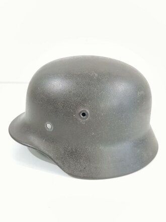 Stahlhelmglocke Wehrmacht Heer Modell 1940. Original lackiertes Stück, anscheinend war der Helm mal überlackiert und wurde gereinigt. Hersteller Q66