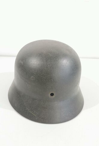 Stahlhelmglocke Wehrmacht Heer Modell 1940. Original lackiertes Stück, anscheinend war der Helm mal überlackiert und wurde gereinigt. Hersteller Q66