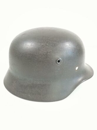 Stahlhelmglocke Wehrmacht Heer Modell 1940. Original lackiertes Stück, anscheinend war der Helm mal überlackiert und wurde gereinigt. Hersteller Q66