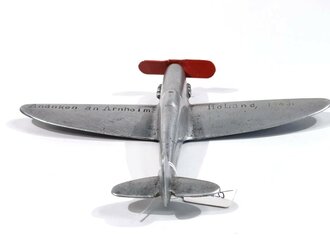 "Andenken an Arnheim Holand 1943" plastische Darstellung eines Flugzeuges aus Aluminium, Spannweite 19cm