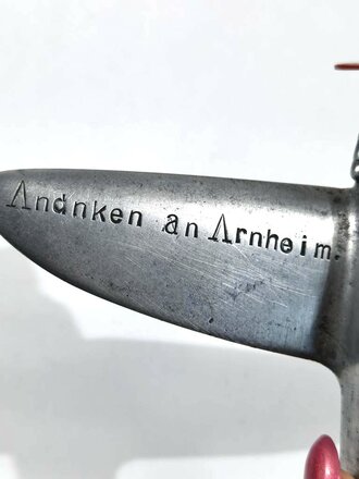 "Andenken an Arnheim Holand 1943" plastische Darstellung eines Flugzeuges aus Aluminium, Spannweite 19cm