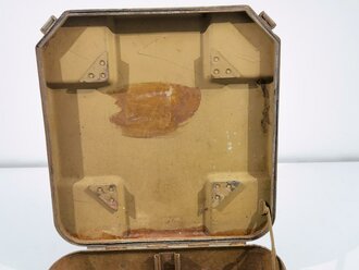 Transportkasten für eine Tellermine der Wehrmacht . Alt überlackiertes Stück, darunter sandfarbener Originallack