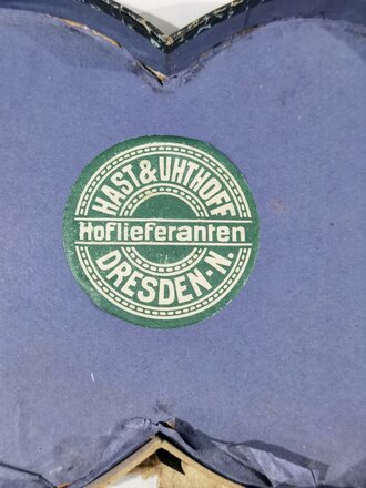 Leicht defekter Aufbewahrungskasten für ein Paar Epauletten des sächsischen Hoflieferanten Hast& Uhthoff Dresden