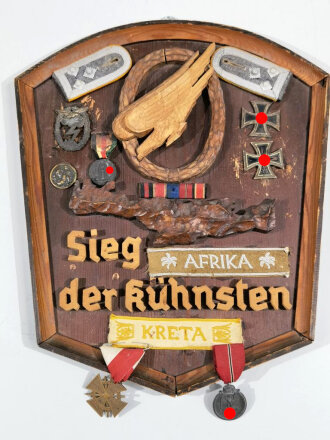 Fallschirmjäger, Erinnerungstafel eines Angehörigen. Bis auf die Ostmedaille alle Orden mehr oder weniger entnazifiziert, alles aufgeklebt, Höhe der Holzplatte 44cm