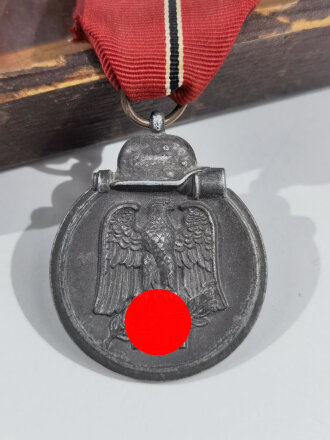 Fallschirmjäger, Erinnerungstafel eines Angehörigen. Bis auf die Ostmedaille alle Orden mehr oder weniger entnazifiziert, alles aufgeklebt, Höhe der Holzplatte 44cm