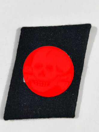 Waffen SS , einzelner Kragenspiegel für einen Unteroffizier der Totenkopfverbände, seltene Ausführung hochkant, rechte Seite, ungetragen